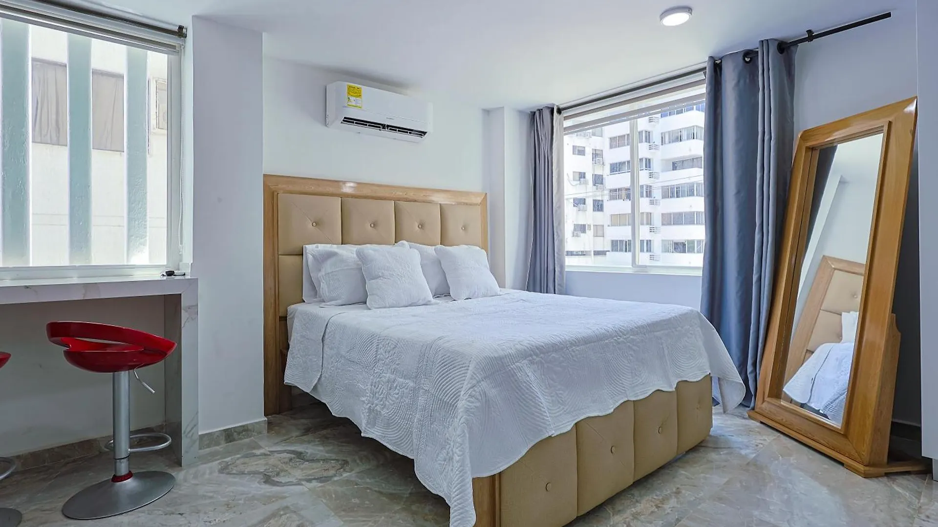 Lujoso Apartamento Con Salida A La Playa contacts